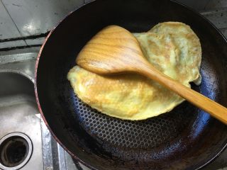 早餐烤吐司,鸡蛋打散煎成鸡蛋皮，切丝。