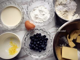 PH蓝莓玛芬,酥粒：全部混合，黄油不必软化。
面糊：淡奶油恢复常温，黄油隔水融化成液态，蓝莓洗净，柠檬刨表层皮屑，泡打粉与中筋面粉混合过筛。
