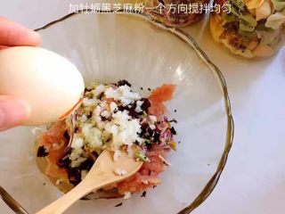 🐾【豇豆花环肉丸】,放入蛋清 黑芝麻牡蛎粉