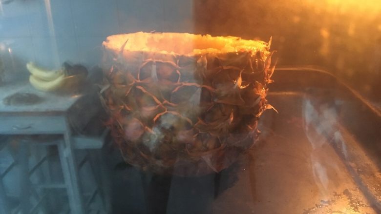 凤梨虾仁咖喱炒饭,烤箱不预热，把凤梨外壳180度烤10分钟，把水份稍微烤干，太湿影响炒饭的口感