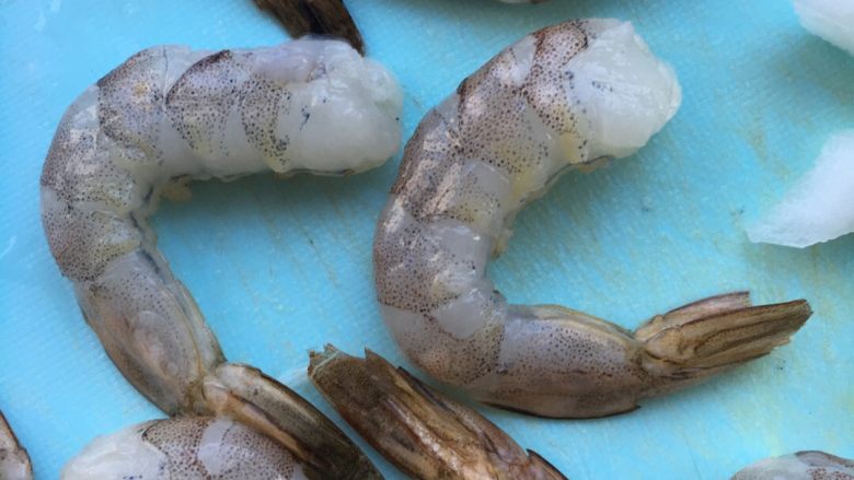 凤梨虾仁咖喱炒饭,虾去头去泥肠和虾壳，剩下虾尾，这样炒出来比较漂亮