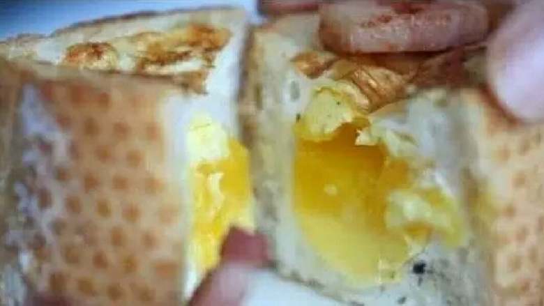 面包鸡蛋夹心,把面包切开，还能看到糖心蛋黄夹心哦。