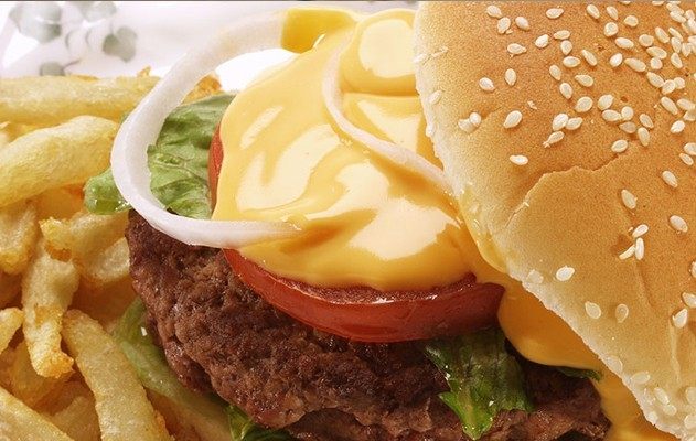 比麦当劳更好吃的【芝士蛋堡】,豪华版芝士汉堡：加入培根，牛肉饼以及你喜欢的各种食材。