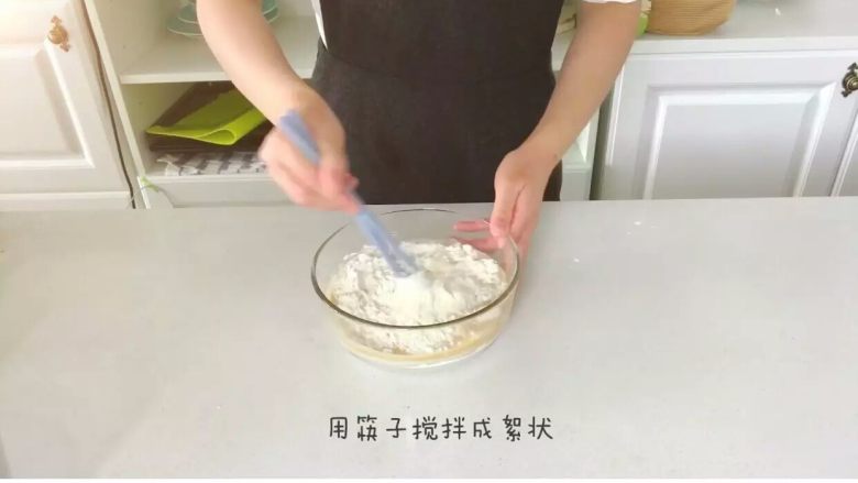 宝宝辅食：蔓越莓酸奶面包小方,用筷子搅拌成絮状。