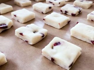 寶寶輔食：蔓越莓酸奶面包小方,均勻擺放在烤盤中，因為還要二次發酵，注意留足空間哈。