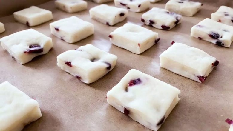 宝宝辅食：蔓越莓酸奶面包小方,均匀摆放在烤盘中，因为还要二次发酵，注意留足空间哈。
