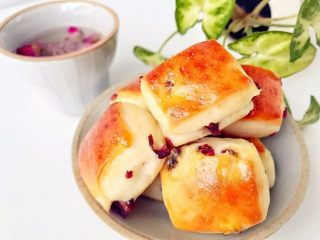 寶寶輔食：蔓越莓酸奶面包小方,冬日很喜歡面包的香味