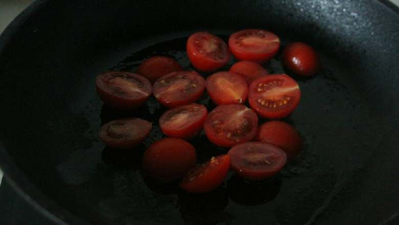 蕃茄牛肉浓汤,炒锅放入橄榄油烧热，放入小番茄炒软出汁