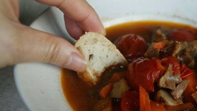 蕃茄牛肉浓汤,炖到汤汁稍稍有点干就可以关火了，搭配欧包，法棍蘸着汤汁吃，非常好吃