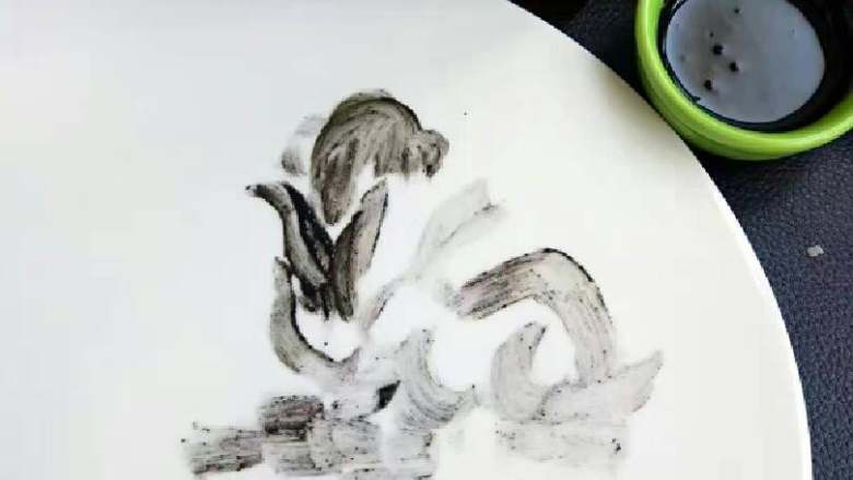 《双兔豌豆苗》凉拌小菜,排笔蘸黑芝麻核桃酱勾画出兔子的大概轮廓