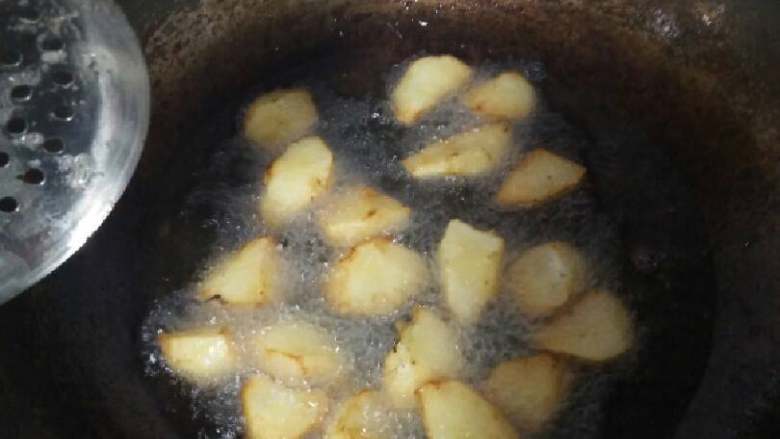 拔丝苹果,锅里热油八成热，把裹好的果块炸至发黄捞起