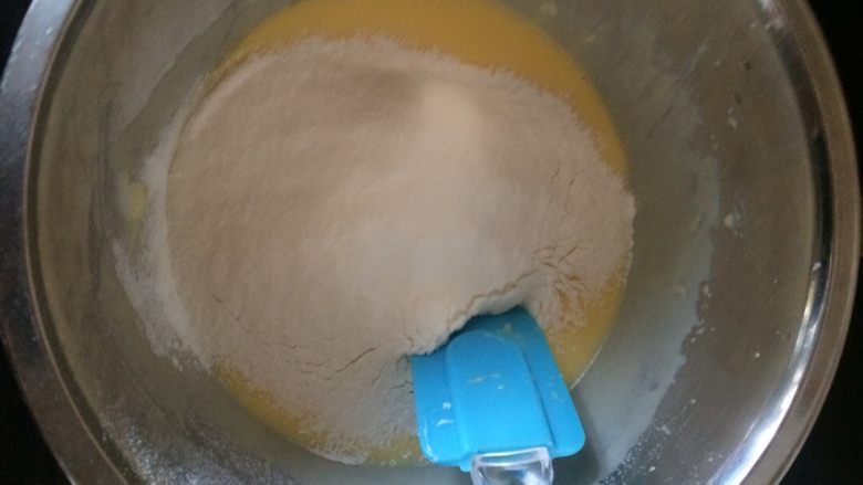 红糖酸奶蛋糕,低粉和淀粉过筛和蛋黄糊混合搅拌均匀