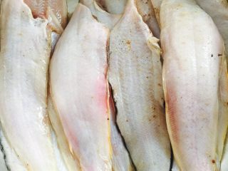 干炸海鱼🐟（王氏私房菜）,把鱼洗净、把鱼头去掉、加适量盐、料酒和花椒粉腌制30分钟