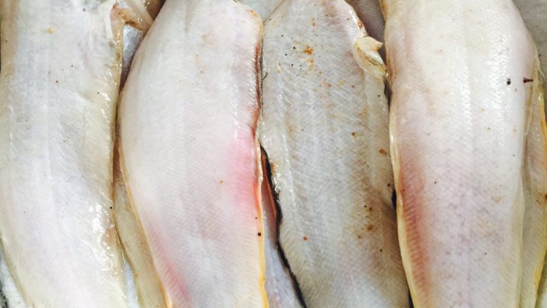 干炸海鱼🐟（王氏私房菜）,把鱼洗净、把鱼头去掉、加适量盐、料酒和花椒粉腌制30分钟