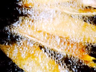 干炸海鱼🐟（王氏私房菜）,锅中倒入食用油烧热、把鱼一一放入锅中开炸、大火定型后转小火慢慢翻炸、直到两面金黄后捞出沥干油分