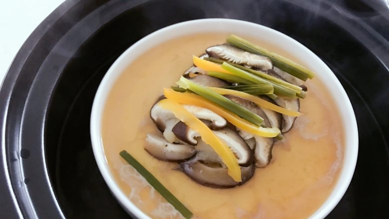 宝宝辅食：香菇蒸鳕鱼,开盖，浓浓的鲜香味扑鼻而来，汤汁四溢哈。