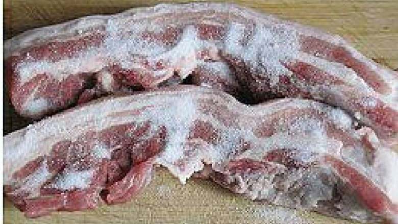 农家腊肉,将盐均匀涂抹在五花肉表面，此时挂起晾干5小时左右