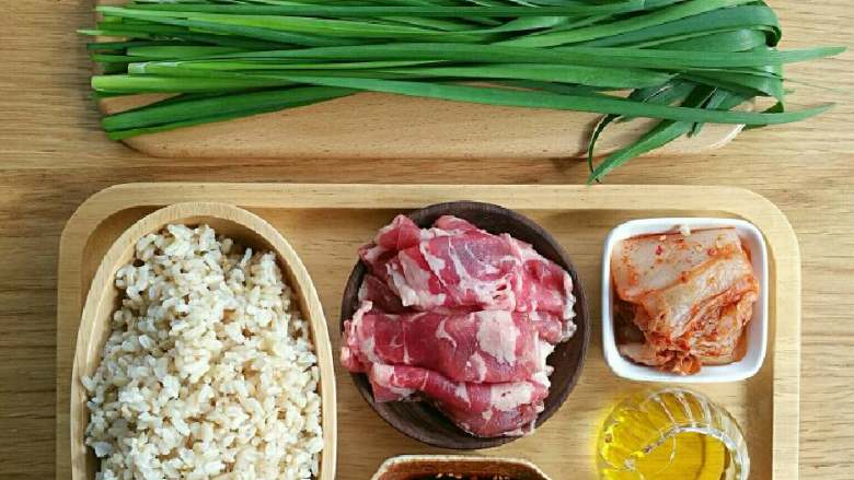 牛肉泡菜糙米饭,准备好以上材料，调料混合使用。