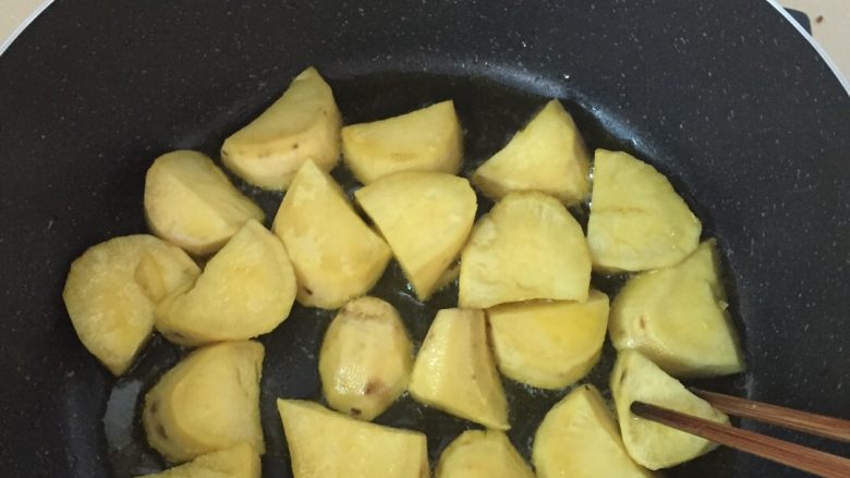 糖水红薯,锅中倒适量油，倒入红薯块，煎至表皮金黄。