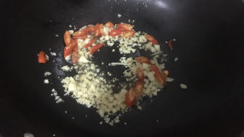 荷兰豆炒萝卜,锅热放油放辣椒跟蒜末。在放入红萝卜翻炒几分钟，在加入荷兰豆翻炒然后放盐，在放一点生抽翻炒一下就可以收盘了。