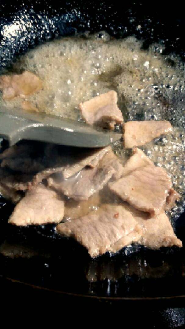 “肉炒蒜苔”绅士私房菜,锅内烧油炒熟肉片