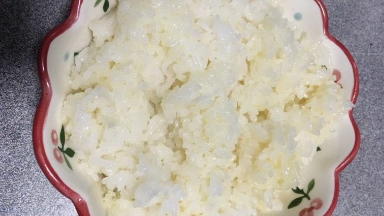八宝饭,利用米饭的热量把黄油融化拌匀米饭