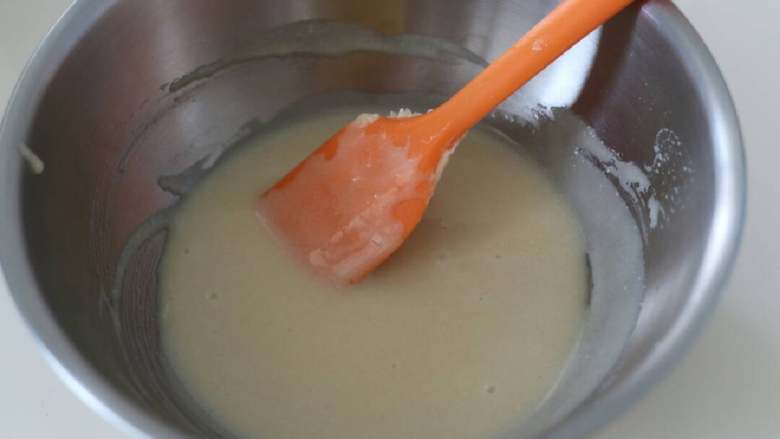 肉桂卷,奶油糖霜里所有材料混合即可，做好的糖霜有流动性，可以滴落就行了。如果比较稠，可以再加点牛奶，视情况而定。