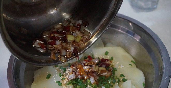 响油土豆片,把调好的香油淋入土豆片面上。