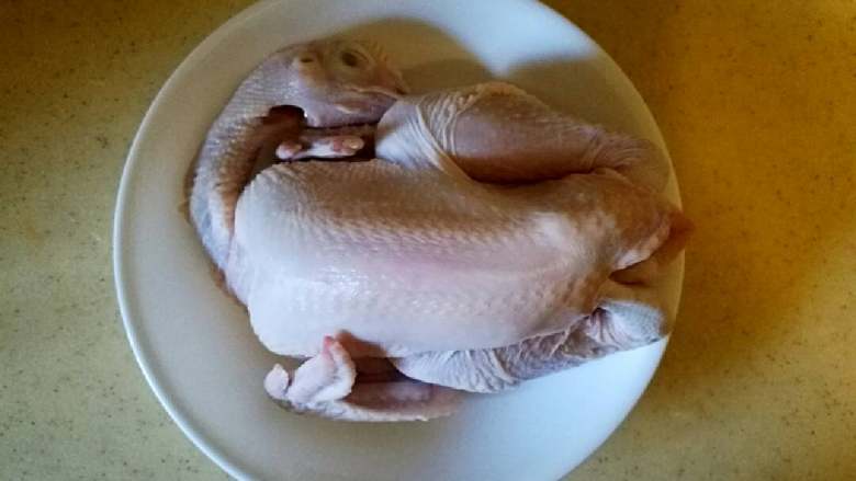 传统参鸡汤,散养童子鸡一只，二斤左右，这种鸡的脂肪含量要少一些，清洗干净。