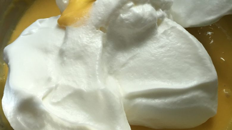 双层蛋糕,取三分之一蛋白霜到蛋黄糊，用翻切的手法搅拌均匀