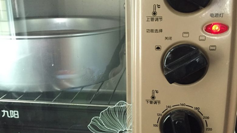 双层蛋糕,预热5分钟后，将蛋糕糊放入烤箱，每个烤箱的脾性不一样，按照自己家的烤箱来定温，我家的是上火120，下火150，烤一个钟头