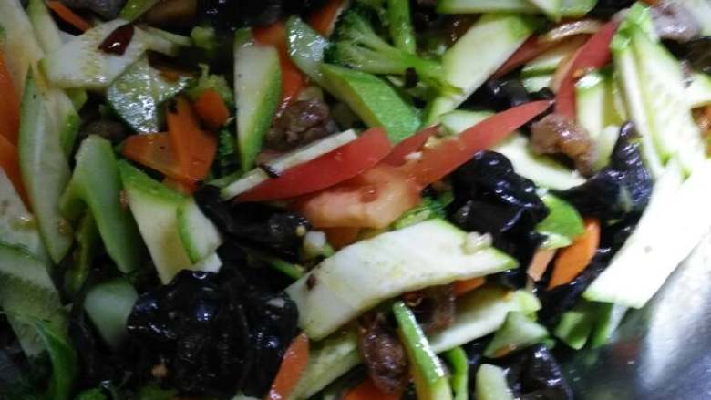 #年夜饭#腊肠炒什锦蔬菜,配菜放里翻炒加一点酱油。