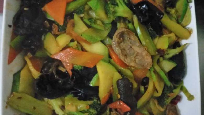 #年夜饭#腊肠炒什锦蔬菜,出锅可以吃了，有点麻辣味，腊肠的香味，各种蔬菜味道丰富营养丰富了。