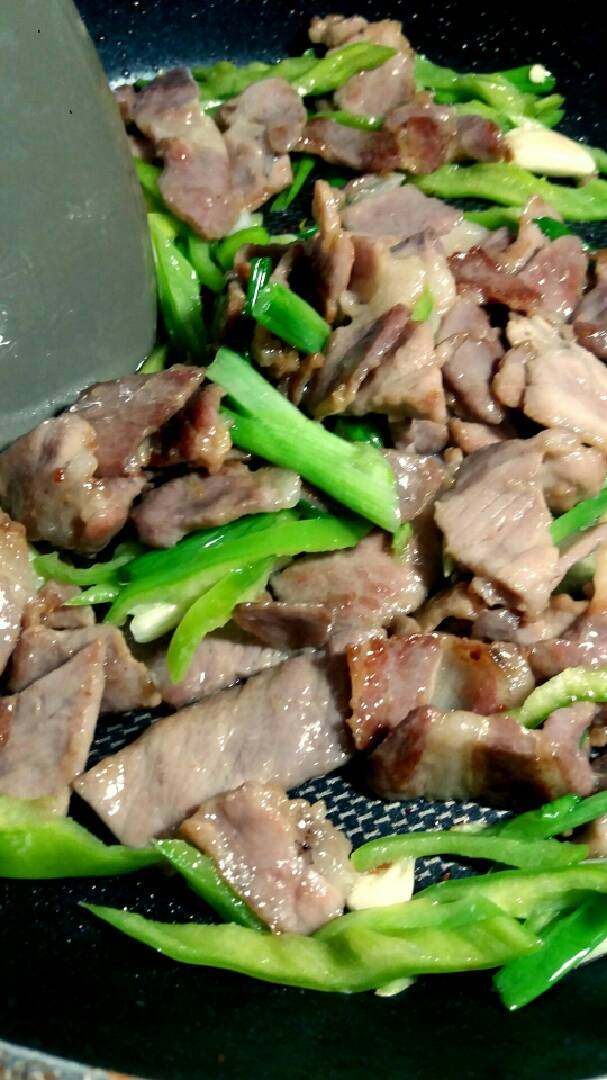 “尖椒炒梅花肉”绅士私房菜,加入梅花肉翻炒片刻