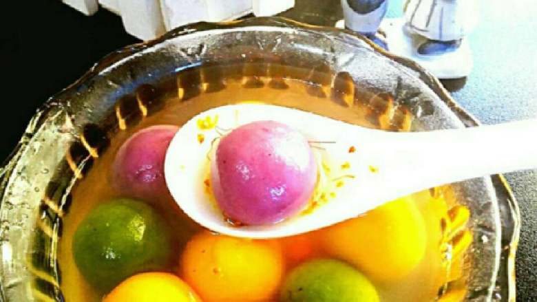 彩色花生芝麻汤圆+#春意绿#,盛碗中汤水里加一小勺桂花蜜，香甜热呼呼的彩色汤圆好了