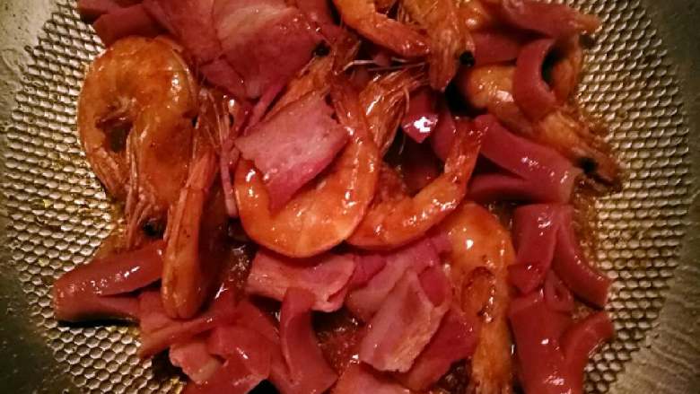 少油版麻辣香锅,锅里先放油把虾，培根，烤肠过油，放入料酒稍微烹一下然后盛出。