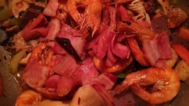 少油版麻辣香锅,现在再把我们之前过油的虾和肉类放入翻炒。