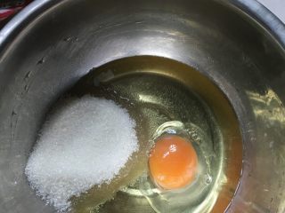 非常酥脆的桃酥,倒入油，鸡蛋一个，白糖，搅拌均匀