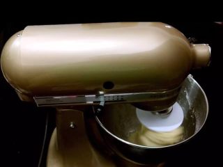 豹纹吐司,将发酵好的中种面团揪成小块放入厨师机加入主面团中除黄油除外的所有材料继续和面面团揉至光滑放入黄油揉出手套膜