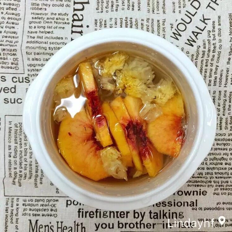 黄桃银耳枸杞汤,将上述材料放入隔水电炖锅中，加水至炖锅内壁的3/4。