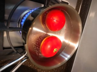 番茄巴沙鱼汤,水沸后 放入番茄烫一下 不需要煮熟 只是为了方便去皮而已