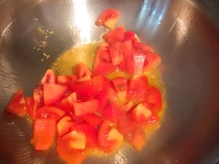 番茄巴沙鱼汤,开锅 油热后 倒入已切块的番茄 翻炒
把番茄的味道煸出来 炒到番茄出红汁