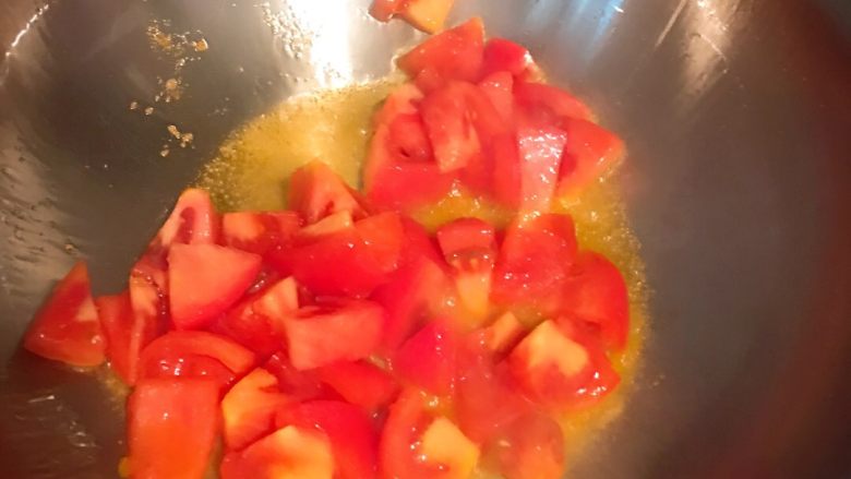 番茄巴沙鱼汤,开锅 油热后 倒入已切块的番茄 翻炒
把番茄的味道煸出来 炒到番茄出红汁