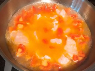 番茄巴沙鱼汤,倒入热水 放入提前腌制好的鱼片