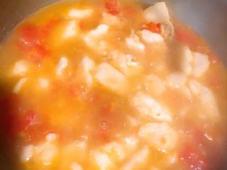 番茄巴沙鱼汤,7.8分钟后 番茄差不多烂了 鱼也熟了 即可放盐调味