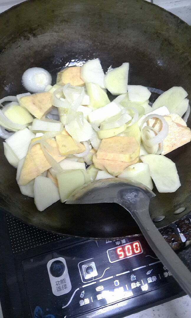 鸡翅焖锅,热油，先炒葱花，等有了葱香再放入土豆，红薯翻炒