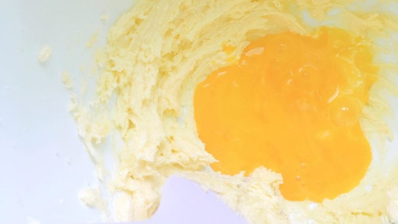 入口即化的重油枣泥蛋糕,分两次加入全蛋液，每次都要搅打均匀。