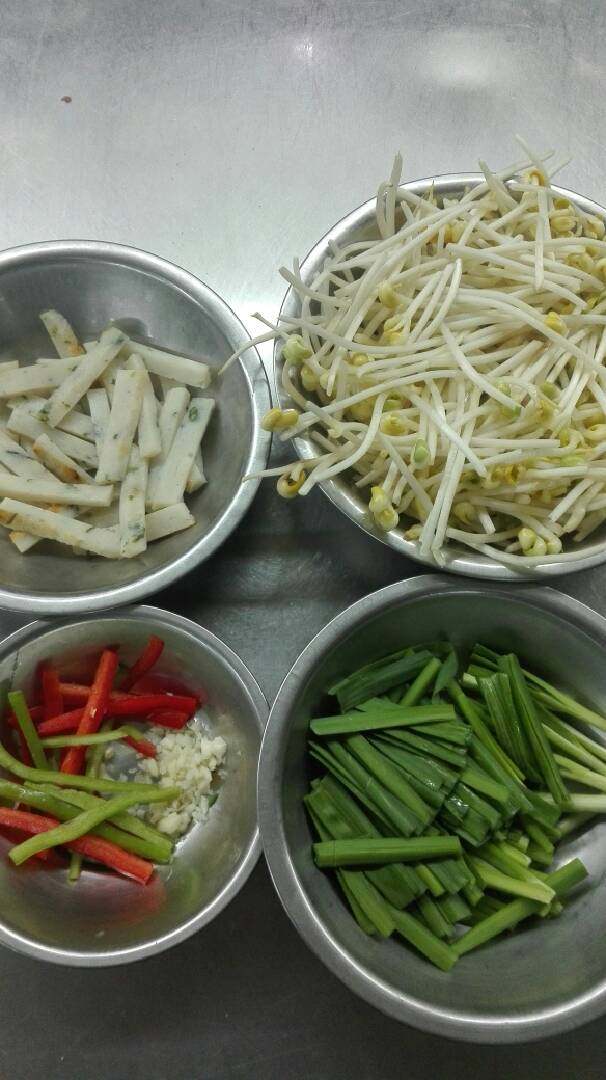 豆芽炒鱼松,鱼松改刀，韭菜切段，彩椒切丝。