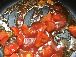 罗宋汤#有个故事#,另起油锅烧热放入番茄翻炒至熟，加入番茄酱翻炒