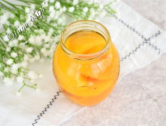自制纯天然黄桃罐头#有个故事#,趁微烫把黄桃装入消毒的容器中，倒入煮黄桃的汤水，盖上盖子。冷却后放入冰箱冷藏。